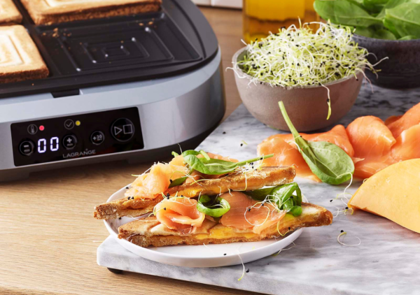 Croque-monsieur à la truite fumée et pousses d'épinards frais